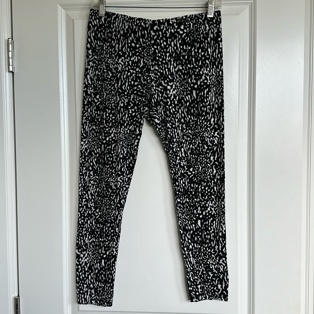 Woolworths Animal Print Soft Leggings Women’s sz Small Leopard 25” Black White